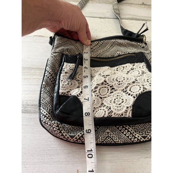 Back and cream geometric shape cloth zippered shoulder crossbody bag with lace - Picture 6 of 6